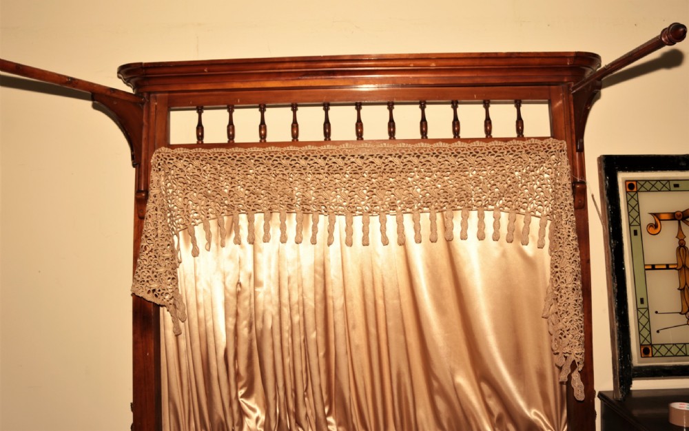 Victorian half tester type bed. View II