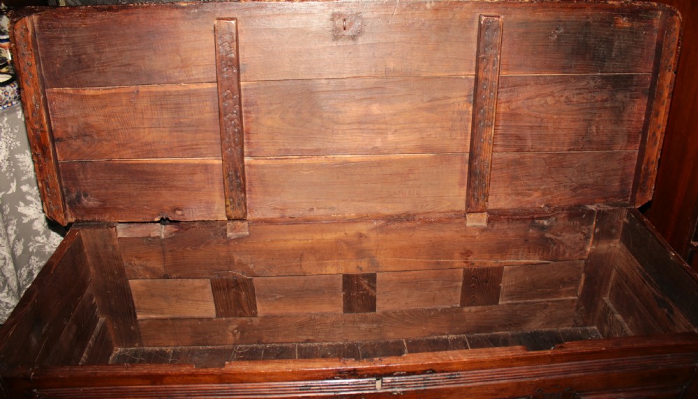 Perion oak Kist 17th century. View IV