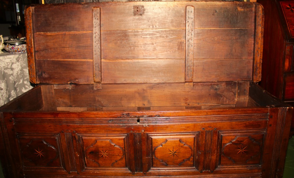 Perion oak Kist 17th century. View IX