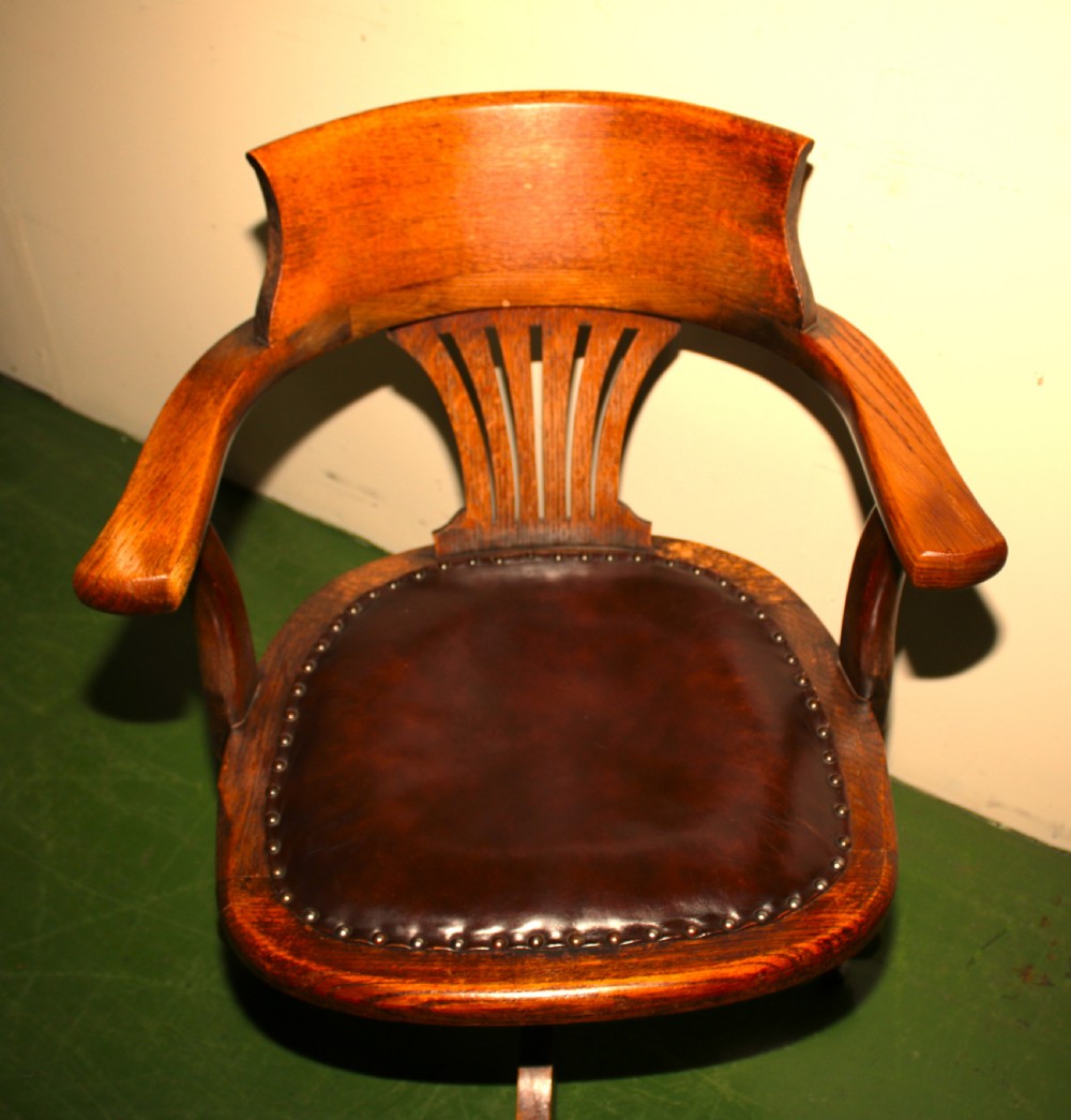 Oak desk chair. View IV