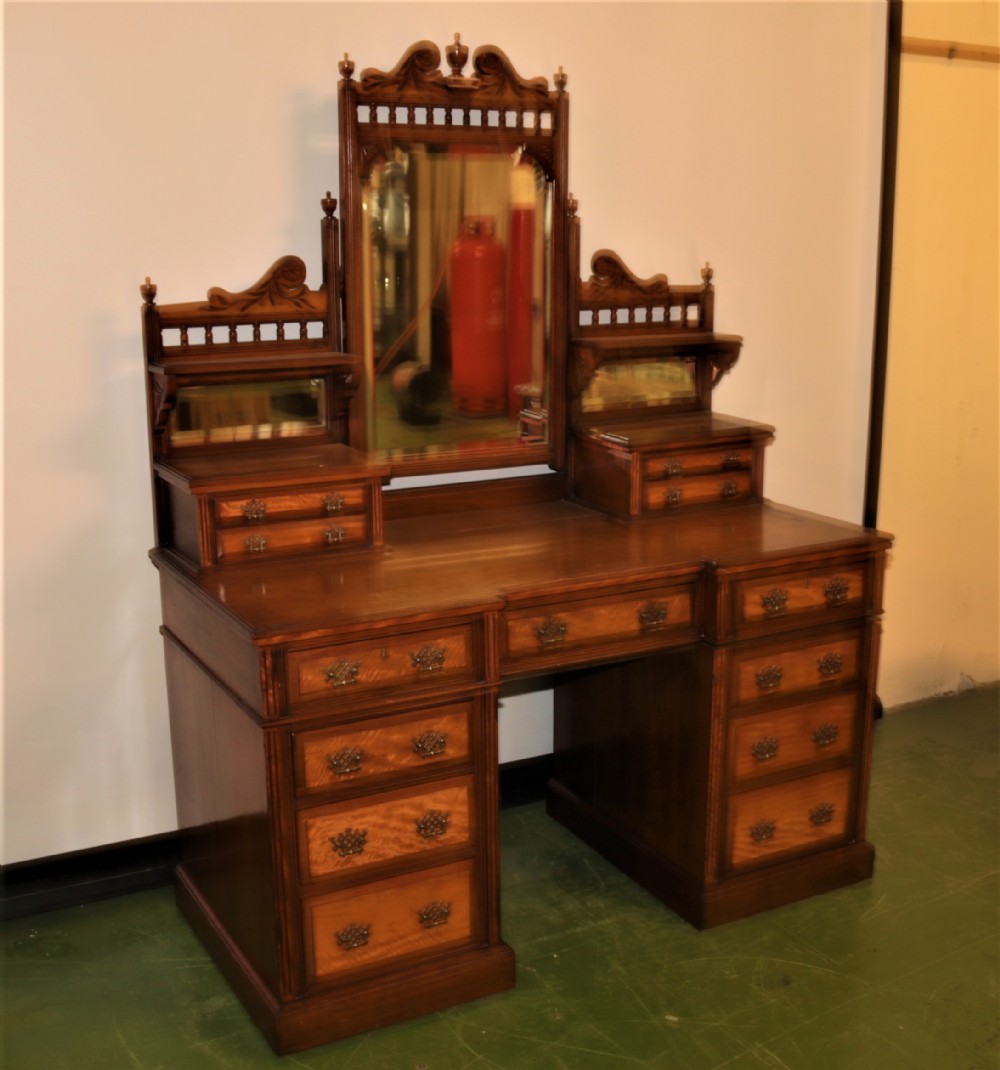 Aesthetic period dressing table.