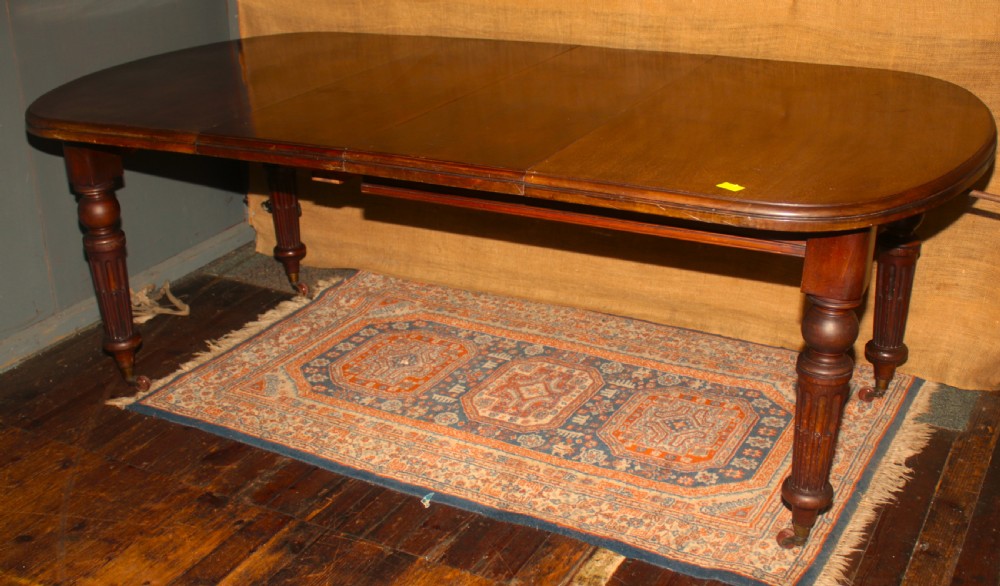 Victorian mahogany dining table.seats 8.