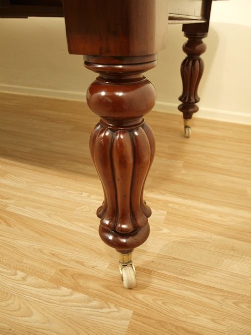 fig 1. A Mahogany Early Victorian Extending Dining Table