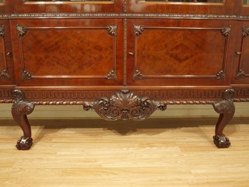 fig 1. Superb Quality Mahogany Chippendale Style Breakfront Bookcase