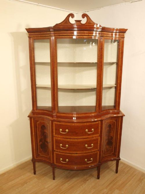 A Stunning Mahogany Late Victorian Serpentine Display Cabinet by Maple & Co