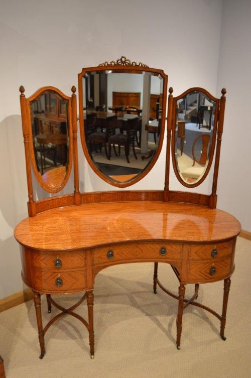 A Beautiful Edwardian Period Satinwood Kidney Shaped Dressing Table