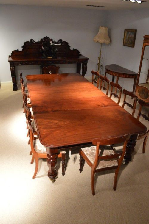 A Superb Mahogany Early Victorian Period Antique Extending Dining Table