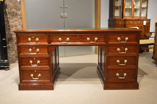 A Stunning Quality Mahogany Late Victorian/edwardian Period Antique Desk by Gillows