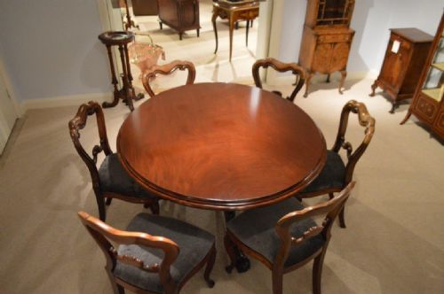 A Beautiful Mahogany Mid 19th Century Dining/loo Table