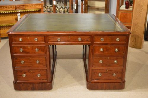 A Beautiful Mahogany Victorian Period Antique Partners Desk.
