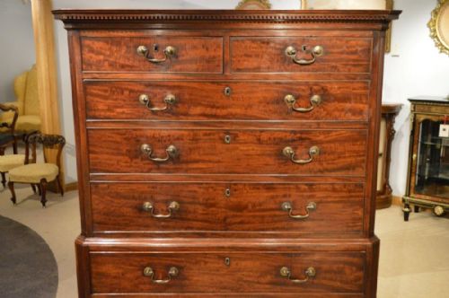 fig 1. A fine fiddleback mahogany George III Period antique chest on chest