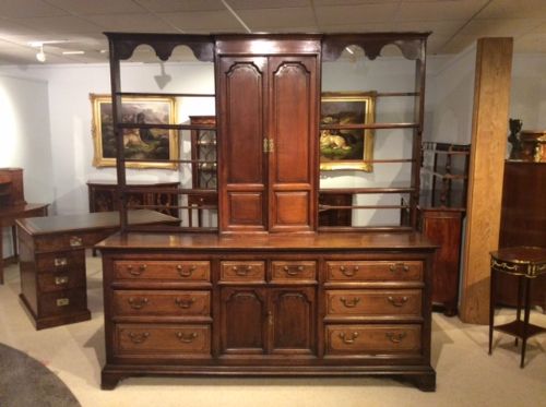 A Superb Quality Oak George III Period Dresser and Rack.
