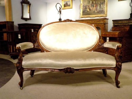 A Good Carved Walnut Victorian Period Antique Settee/sofa.