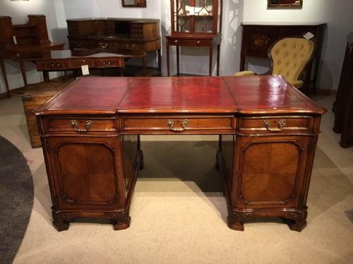 A Fine Quality Figured Walnut Edwardian Period Pedestal Desk