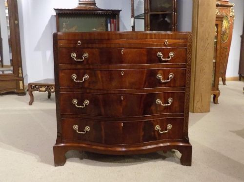 A Mahogany Chippendale Style Serpentine Antique Bachelors Chest of Drawers.