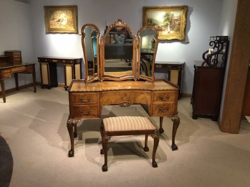 A Fine Quality Walnut & Parcel Gilt Edwardian Period Antique Dressing Table & Stool.