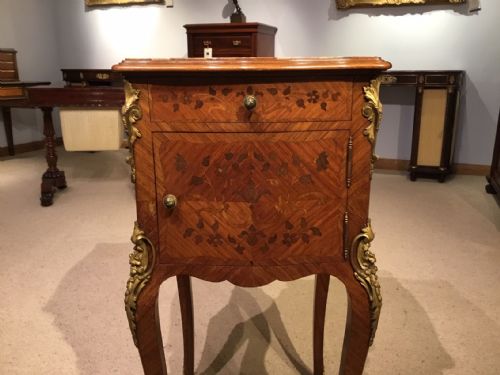 A FINE QUALITY KINGWOOD MARQUETRY INLAID FRENCH BEDSIDE CABINET - ADDITIONAL PHOTO 1