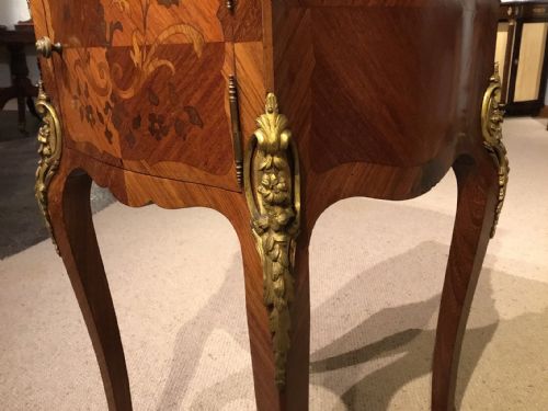 A FINE QUALITY KINGWOOD MARQUETRY INLAID FRENCH BEDSIDE CABINET - ADDITIONAL PHOTO 2