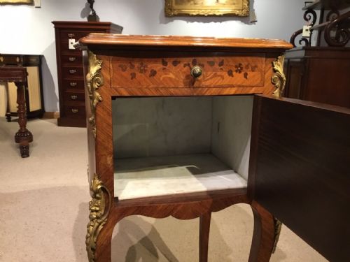 A FINE QUALITY KINGWOOD MARQUETRY INLAID FRENCH BEDSIDE CABINET - ADDITIONAL PHOTO 3