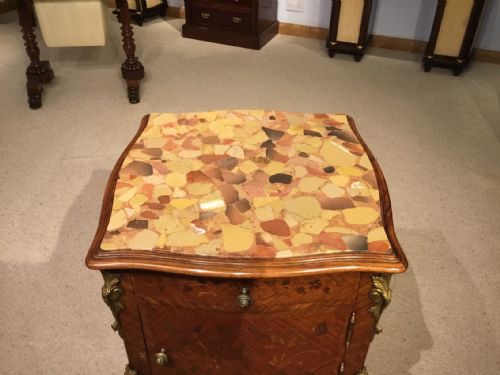 A FINE QUALITY KINGWOOD MARQUETRY INLAID FRENCH BEDSIDE CABINET - ADDITIONAL PHOTO 4