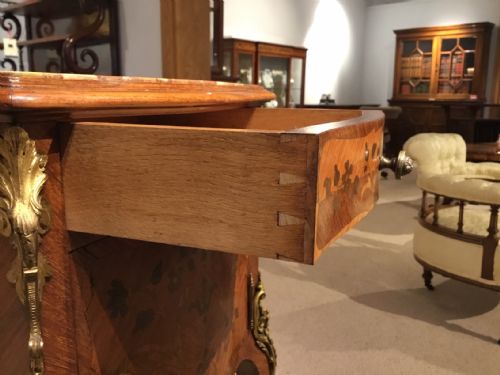 A FINE QUALITY KINGWOOD MARQUETRY INLAID FRENCH BEDSIDE CABINET - ADDITIONAL PHOTO 5
