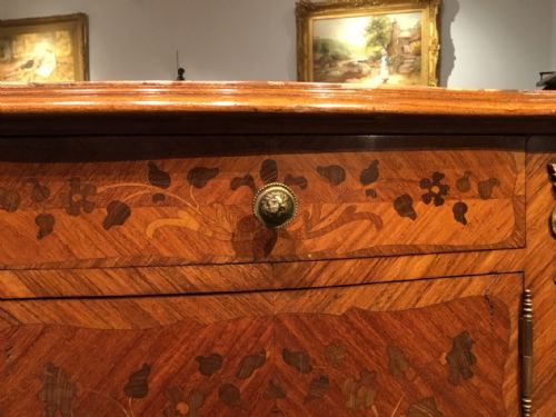 A FINE QUALITY KINGWOOD MARQUETRY INLAID FRENCH BEDSIDE CABINET - ADDITIONAL PHOTO 7