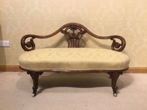 A Pretty Walnut Victorian Period Antique Boudoir Settee.