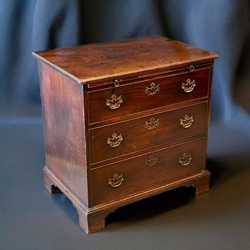 A Small George III Period Mahogany Bachelors Chest of Drawers
