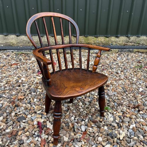 A MID 19TH CENTURY CHILDS ELM WINDSOR ARM CHAIR - ADDITIONAL PHOTO 3