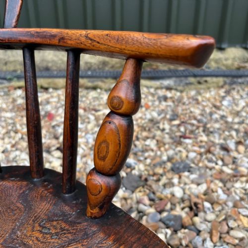 A MID 19TH CENTURY CHILDS ELM WINDSOR ARM CHAIR - ADDITIONAL PHOTO 4