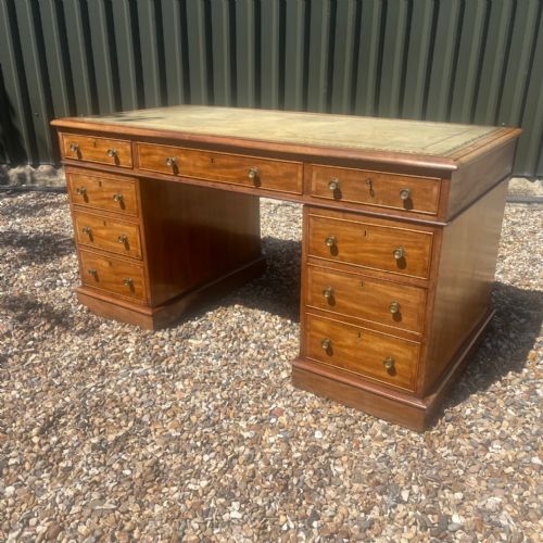 A Fine Quality Early 19th Century Mahogany Pedestal Desk