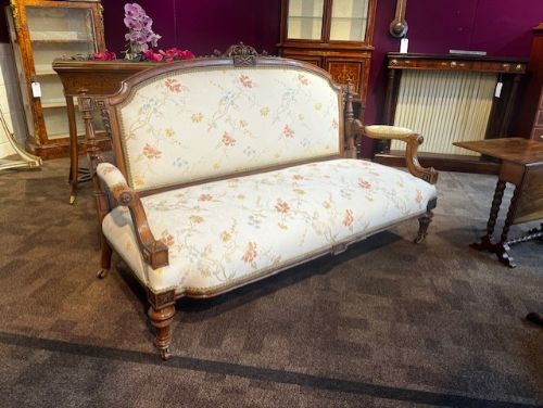 A Superb Quality Victorian Period Walnut Sofa.