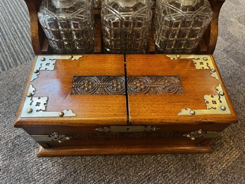 A LATE VICTORIAN PERIOD OAK BRASS MOUNTED TANTALUS - ADDITIONAL PHOTO 1