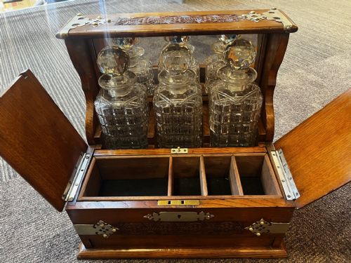 A LATE VICTORIAN PERIOD OAK BRASS MOUNTED TANTALUS - ADDITIONAL PHOTO 3
