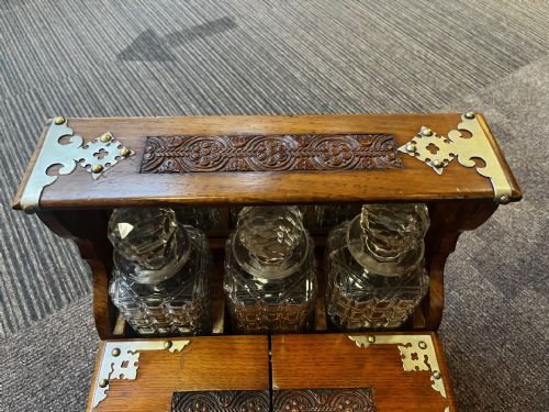 A LATE VICTORIAN PERIOD OAK BRASS MOUNTED TANTALUS - ADDITIONAL PHOTO 4