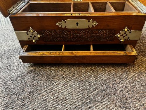A LATE VICTORIAN PERIOD OAK BRASS MOUNTED TANTALUS - ADDITIONAL PHOTO 5