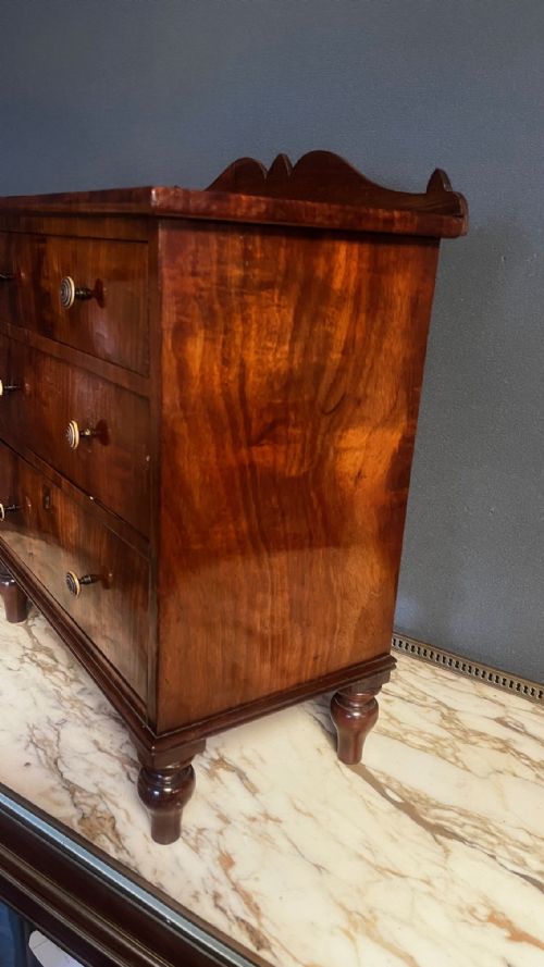 AN EARLY VICTORIAN PERIOD MAHOGANY MINIATUREAPPRENTICE CHEST - ADDITIONAL PHOTO 3