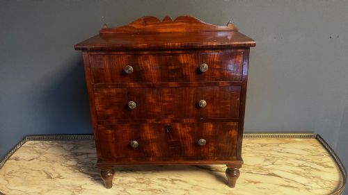 AN EARLY VICTORIAN PERIOD MAHOGANY MINIATUREAPPRENTICE CHEST - ADDITIONAL PHOTO 4