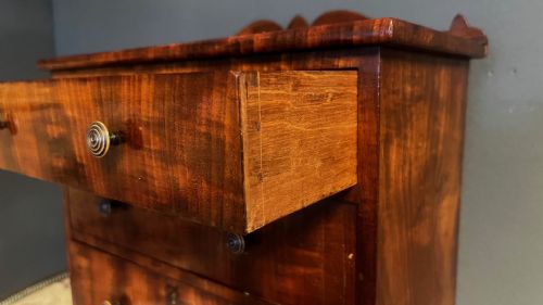 AN EARLY VICTORIAN PERIOD MAHOGANY MINIATUREAPPRENTICE CHEST - ADDITIONAL PHOTO 6