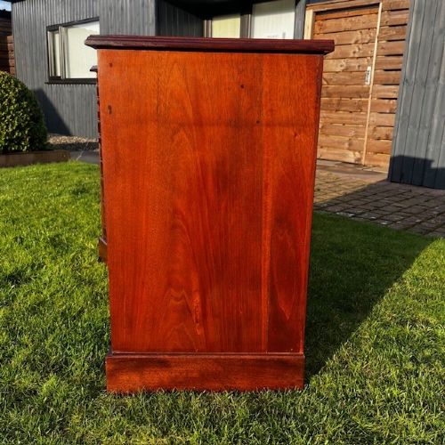 A PAIR OF LATE VICTORIAN PERIOD MAHOGANY BEDSIDE CHESTS - ADDITIONAL PHOTO 4