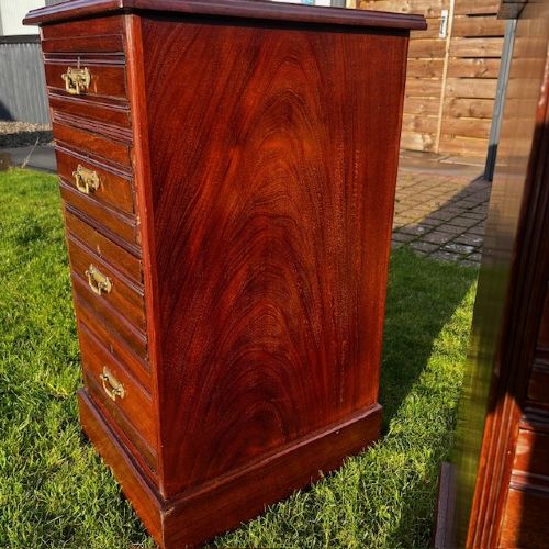 A PAIR OF LATE VICTORIAN PERIOD MAHOGANY BEDSIDE CHESTS - ADDITIONAL PHOTO 5