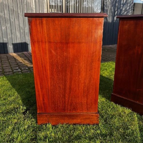 A PAIR OF LATE VICTORIAN PERIOD MAHOGANY BEDSIDE CHESTS - ADDITIONAL PHOTO 6