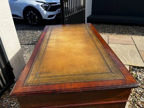 A LATE 19TH CENTURY MAHOGANY PEDESTAL DESK - ADDITIONAL PHOTO 3
