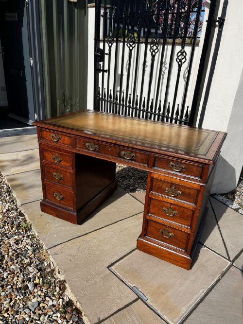 A LATE 19TH CENTURY MAHOGANY PEDESTAL DESK - ADDITIONAL PHOTO 6