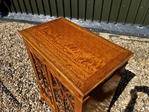 A FINE QUALITY SMALL SCALE LATE VICTORIAN SATINWOOD MARQUETRY INLAID COLLECTORS CABINET - ADDITIONAL PHOTO 2