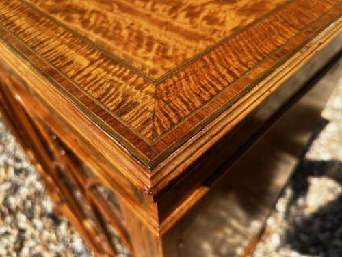 A FINE QUALITY SMALL SCALE LATE VICTORIAN SATINWOOD MARQUETRY INLAID COLLECTORS CABINET - ADDITIONAL PHOTO 3