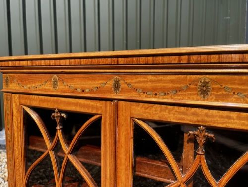 A FINE QUALITY SMALL SCALE LATE VICTORIAN SATINWOOD MARQUETRY INLAID COLLECTORS CABINET - ADDITIONAL PHOTO 4