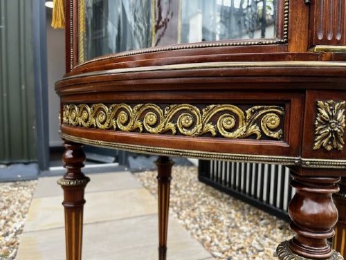 A FINE QUALITY FRENCH MAHOGANY AND ORMOLU MOUNTED OVAL DISPLAY CABINET - ADDITIONAL PHOTO 4