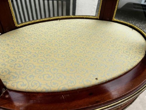A FINE QUALITY FRENCH MAHOGANY AND ORMOLU MOUNTED OVAL DISPLAY CABINET - ADDITIONAL PHOTO 9