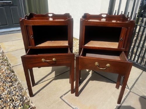 A Fine Quality Pair Of George III Style Mahogany Bedside Cabinets View V